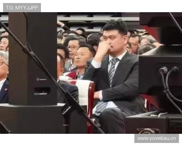 姚明上了场竟然穿得比老板还讲究，这日常谁顶得住啊！