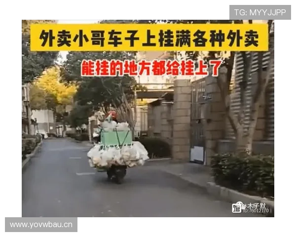 冯彦哲今天赛场外竟然背着大包出现，感觉像快递小哥兼职的明星