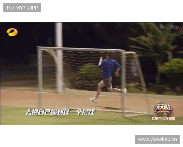 刚刷到范迪克晨跑照，穿得像楼下大叔，拎着能买辆二手车的水壶，差距酸到想点赞