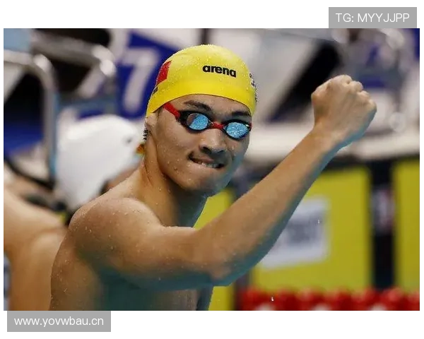 看徐嘉余的微博：泳池里像修行，下一张又像贵族度假，这反差有点带感