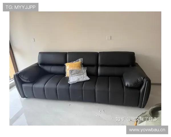 贾一凡又发日常，沙发质感高级得离谱，我这月工资都不敢拿出来比